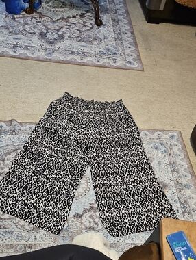 Rose & Olive Black and White Wide-Leg Capris